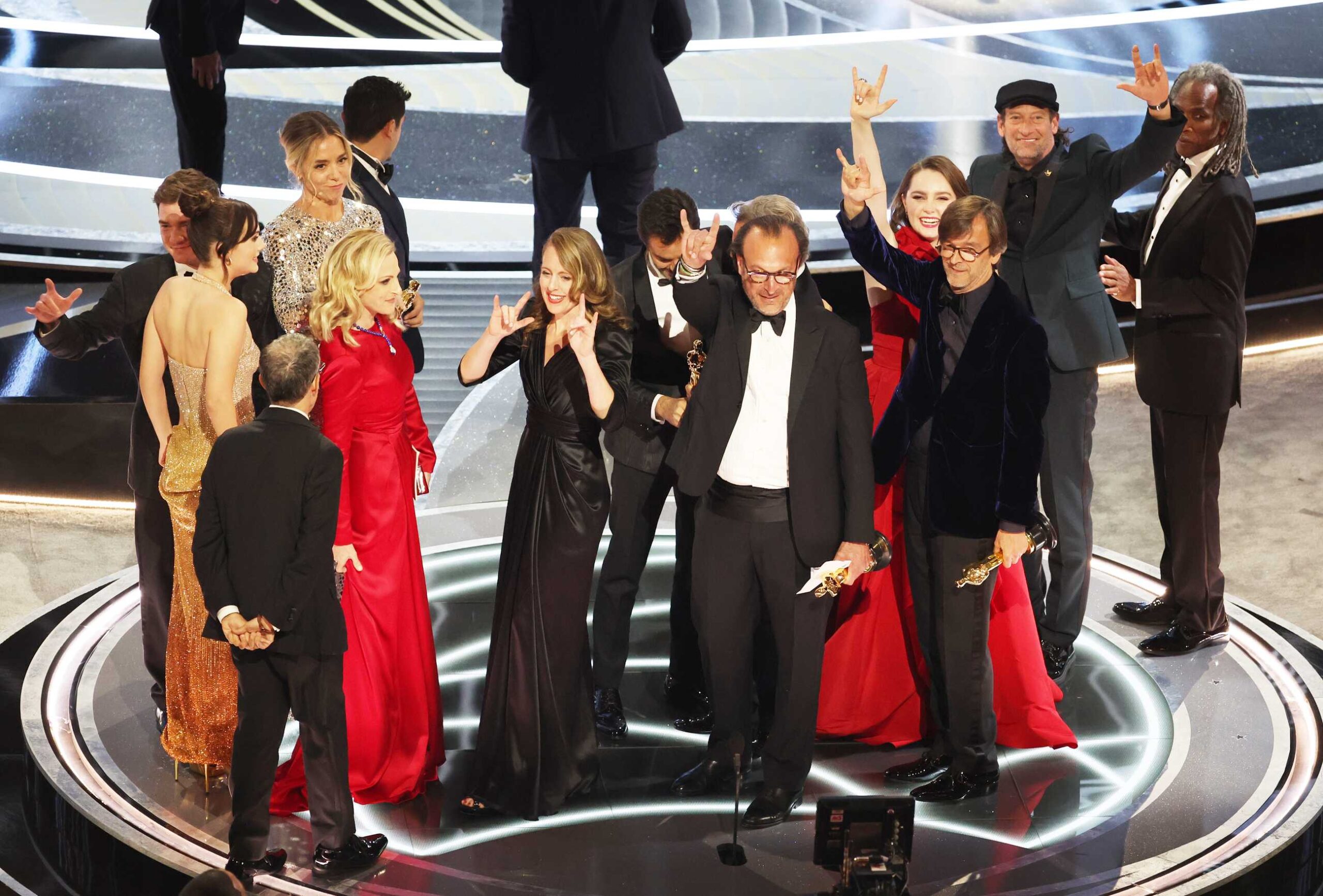 Die Besetzung und die Produzenten von Coda auf der Bühne, nachdem sie das beste Bild bei den 94 jährlichen Oscars gewonnen haben