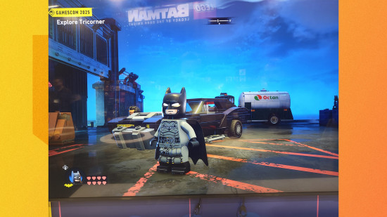 Lego Batman Legacy of the Dark Knight Preview: Ein Bild von Robert Pattinsons Lego Batman mit dem Batmobil.