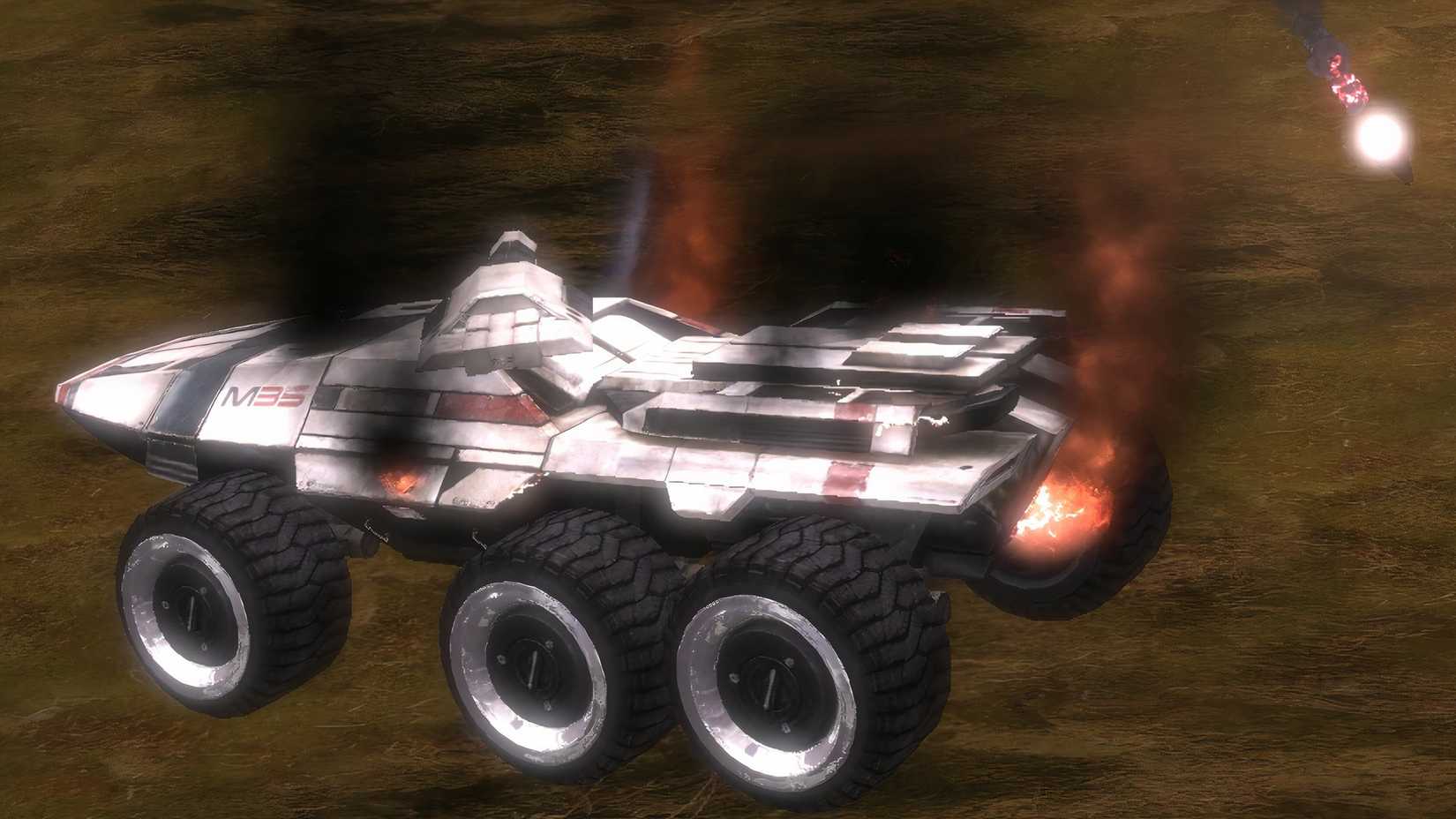 Aus einem beschädigten Mako steigt schwarzer Rauch auf.