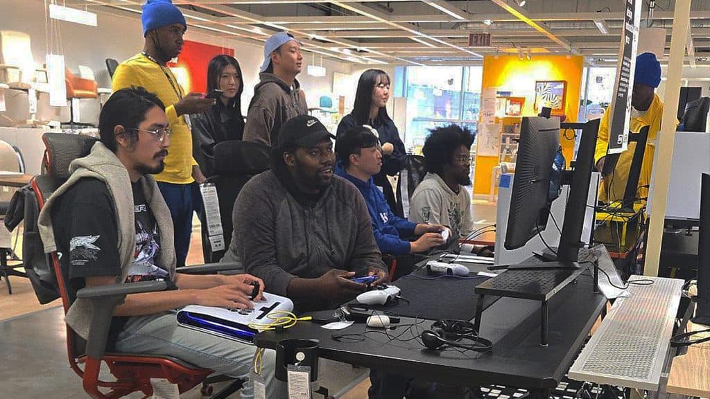 Tekken-Spieler treten bei IKEA Atlanta gegeneinander an.
